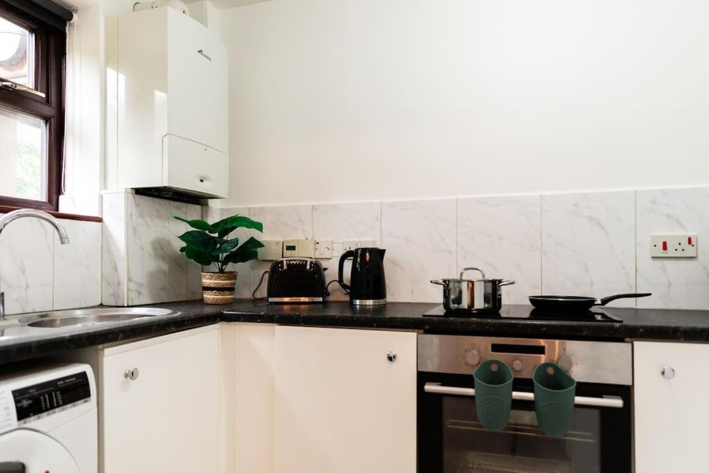 Appartement Cosy Decorated Flat In Tonbridge Extérieur photo